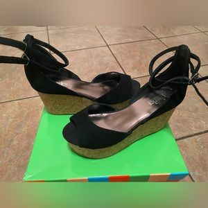 Charles by Charles David. NEW- Open toe platform sandals. Black suede. US 8.